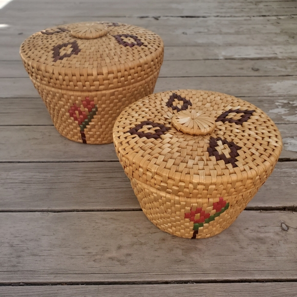 2 Nesting Wicker Baskets Lid Floral Vintage Rattan Boho Raffia Straw Cottagecore - Picture 1 of 9
